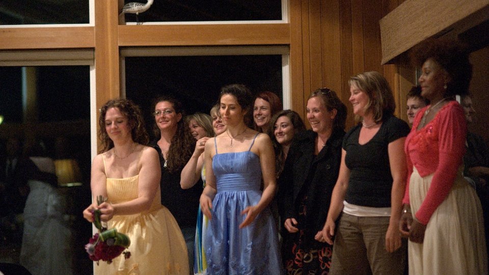 Bouqet Toss Funny Bouquet Toss Wedding Photographer Oregon Coast